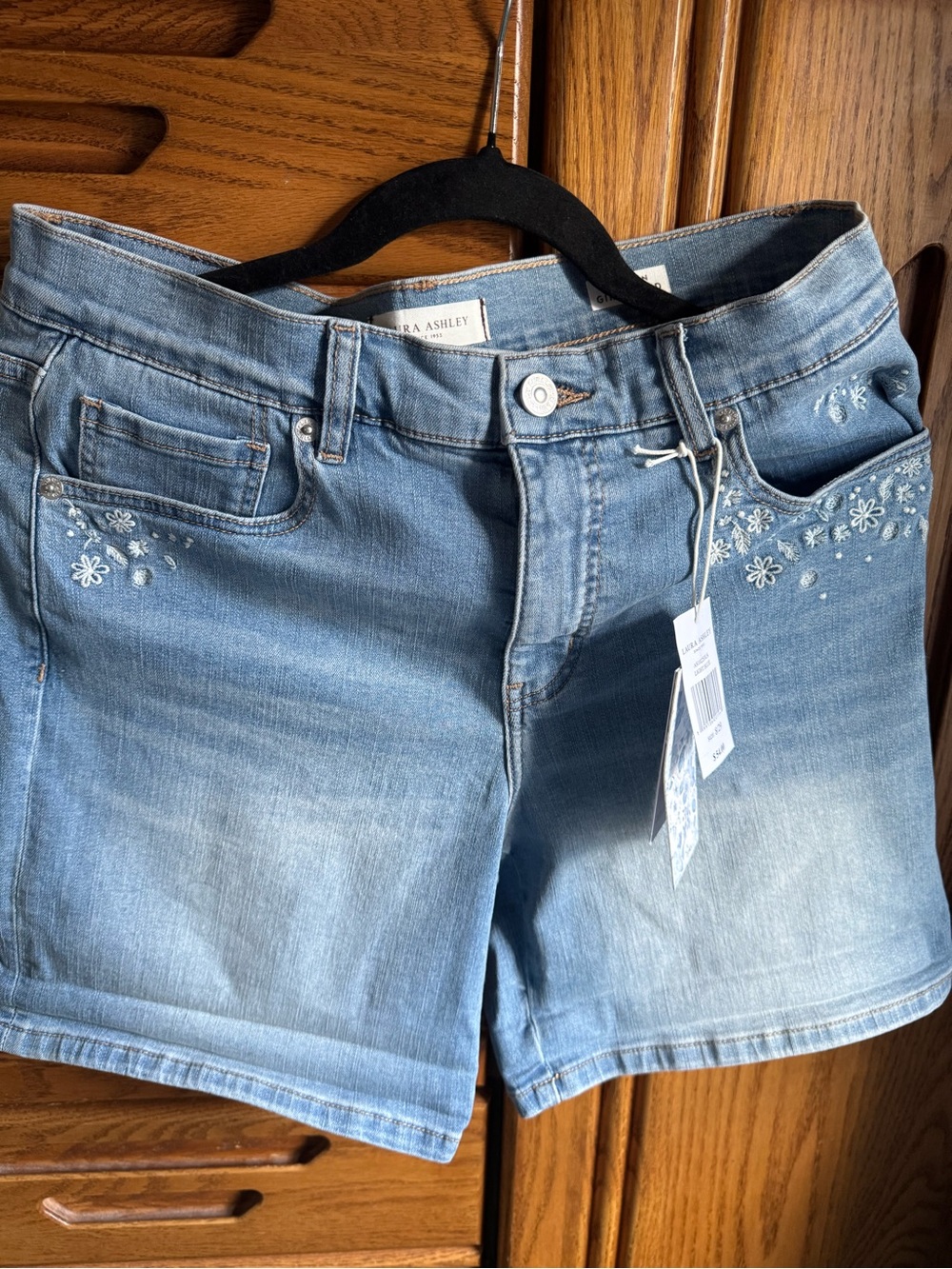 Laura Ashley Light Blue Denim Floral-Embroidered Shorts size 8/29